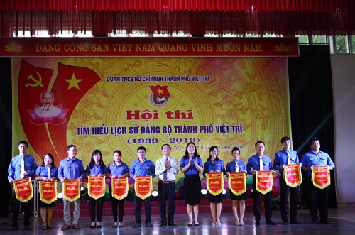 Đồng chí Đặng Trần Minh - Phó bí thư Thường trực Thành ủy trao cờ lưu niệm cho các đội thi