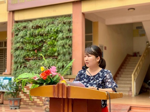 Cô Bùi Thanh Hoa - Phó hiệu trưởng nhà trường nhận xét, đánh giá kết quả thi Khảo sát chất lượng khối 12 lần 1.
