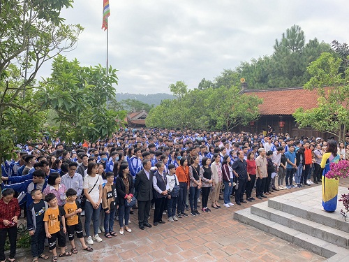BGH nhà trường cùng các thầy cô giáo và hơn 1000 học sinh trường THPT Nguyễn Tất Thành thực hiện Lễ dâng hương tưởng niệm thầy giáo Chu Văn An