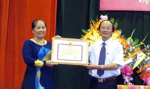 Phó Chủ tịch UBND tỉnh Hà Kế San trao tặng danh hiệu Tập thể lao động xuất sắc cho Trường THPT Nguyễn Tất Thành.